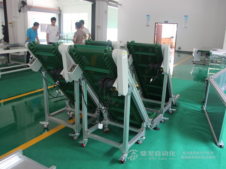 壓輪加護(hù)罩低端帶平臺裙邊擋板小型爬坡輸送機(jī) 壓輪加護(hù)罩低端帶平臺裙邊擋板小型爬坡輸送機(jī)