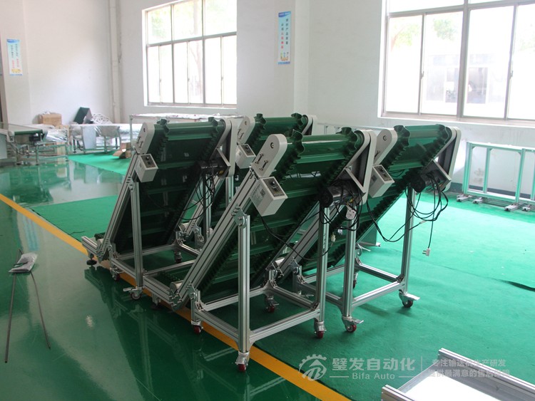 壓輪加護(hù)罩低端帶平臺裙邊擋板小型爬坡輸送機(jī) 壓輪加護(hù)罩低端帶平臺裙邊擋板小型爬坡輸送機(jī)