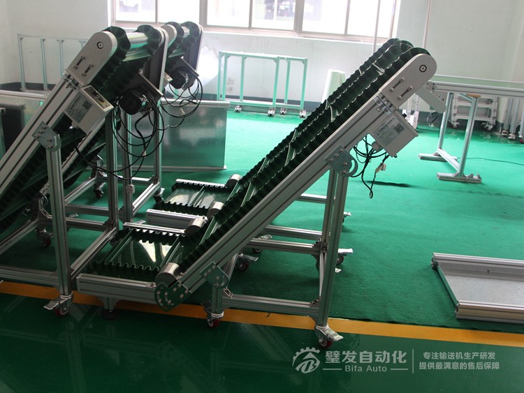 壓輪加護(hù)罩低端帶平臺裙邊擋板小型爬坡輸送機(jī) 壓輪加護(hù)罩低端帶平臺裙邊擋板小型爬坡輸送機(jī)