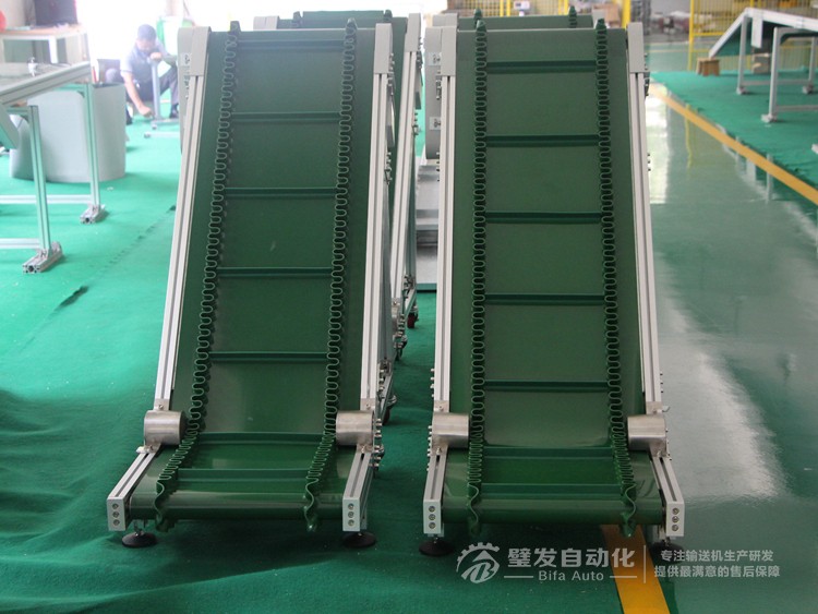 壓輪加護(hù)罩低端帶平臺裙邊擋板小型爬坡輸送機(jī) 壓輪加護(hù)罩低端帶平臺裙邊擋板小型爬坡輸送機(jī)