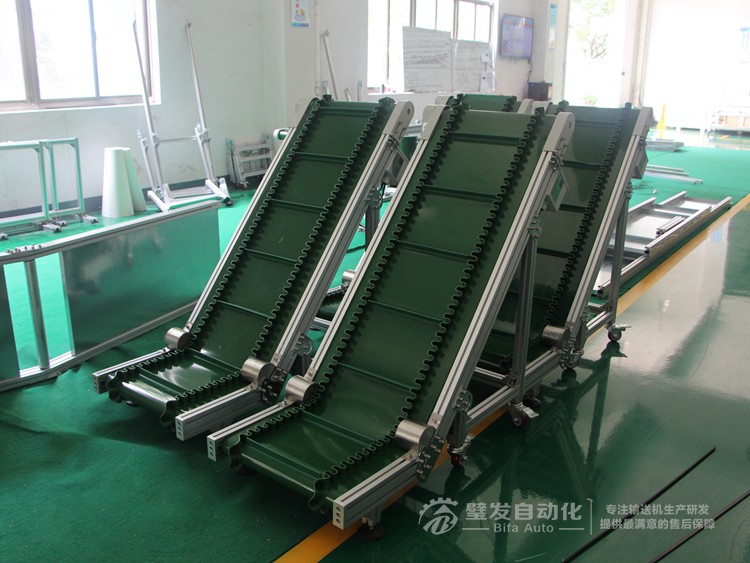 壓輪加護(hù)罩低端帶平臺裙邊擋板小型爬坡輸送機(jī) 壓輪加護(hù)罩低端帶平臺裙邊擋板小型爬坡輸送機(jī)