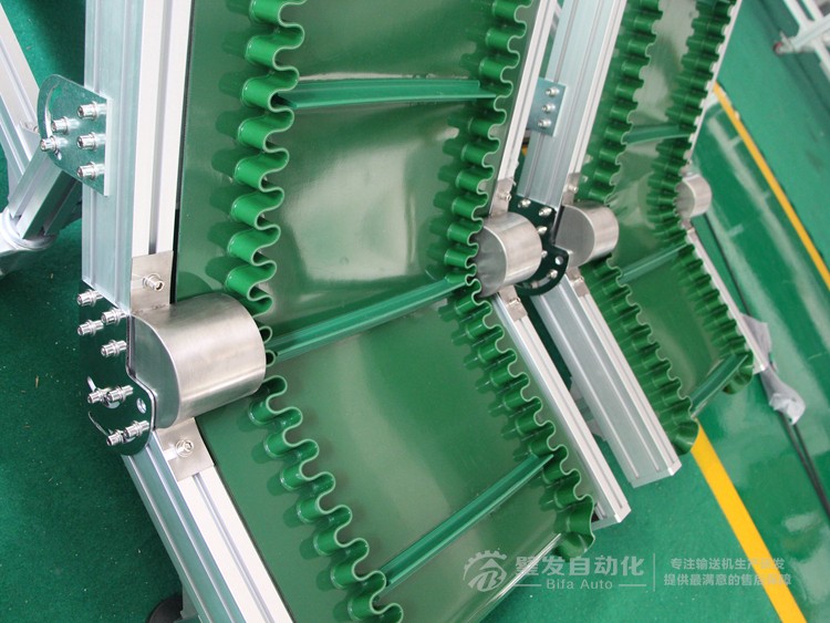 壓輪加護(hù)罩低端帶平臺裙邊擋板小型爬坡輸送機(jī) 壓輪加護(hù)罩低端帶平臺裙邊擋板小型爬坡輸送機(jī)