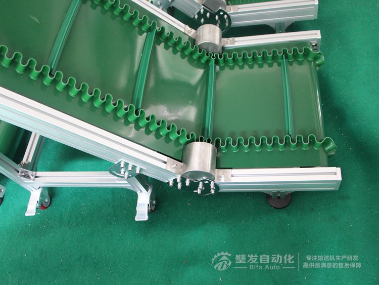 壓輪加護(hù)罩低端帶平臺裙邊擋板小型爬坡輸送機(jī) 壓輪加護(hù)罩低端帶平臺裙邊擋板小型爬坡輸送機(jī)