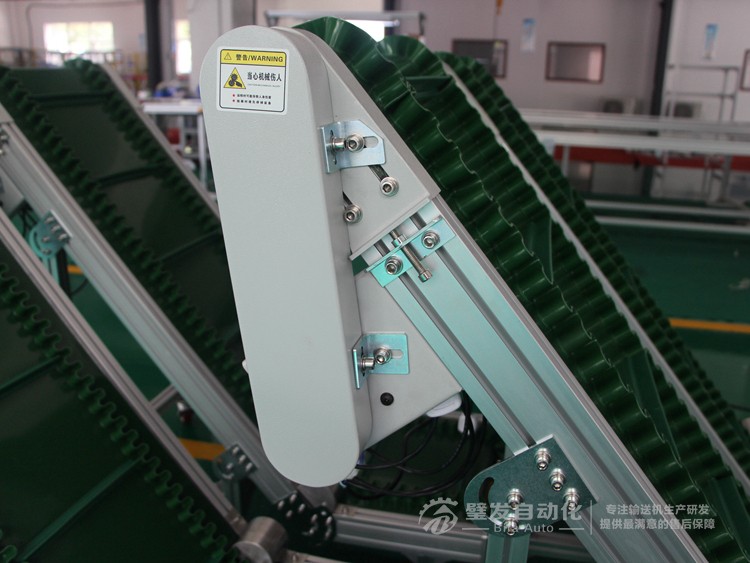 壓輪加護(hù)罩低端帶平臺裙邊擋板小型爬坡輸送機(jī) 壓輪加護(hù)罩低端帶平臺裙邊擋板小型爬坡輸送機(jī)